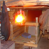 Keď sa zakúri v piecke a svieti petrolejka hneď je veselšie v tmavých horách