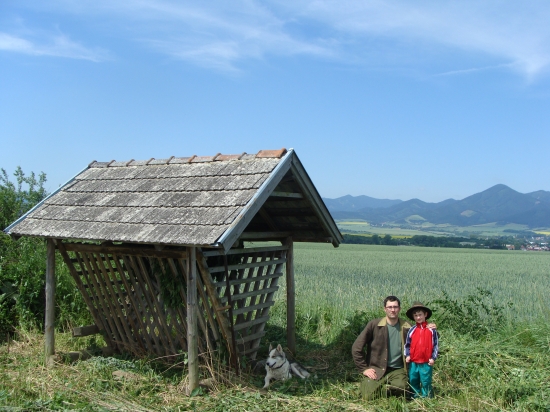 pripravili sme trošlu letniny pre zveríky a očistili sme si s Martinkom krmelček