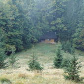 Horská poľana s pastierskou kolibou