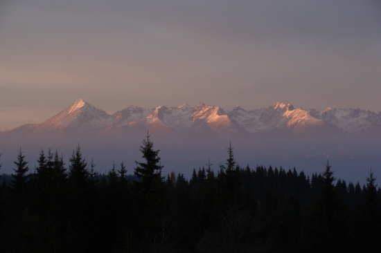 Tatry naše Tatry v posledných lúčoch zapadajúceho slnka