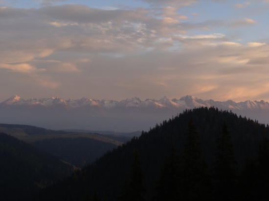 Tatry naše Tatry v prvých lúčoch vychádzajúceho slnka