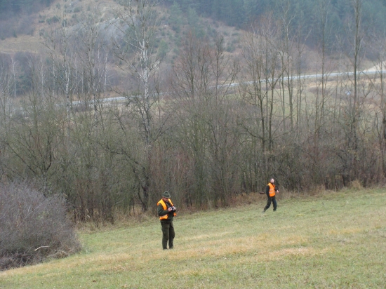 Baví sa s foťáčikom a zatiaľ diviaky cez neho skoro ušli