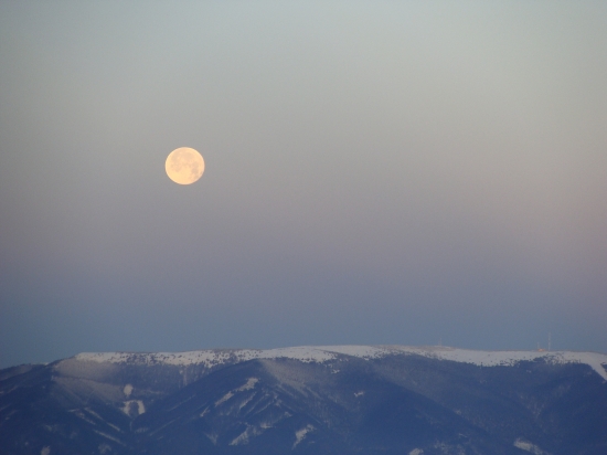 Západ mesiaca za horizont Martinských holí