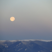 Západ mesiaca za horizont Martinských holí