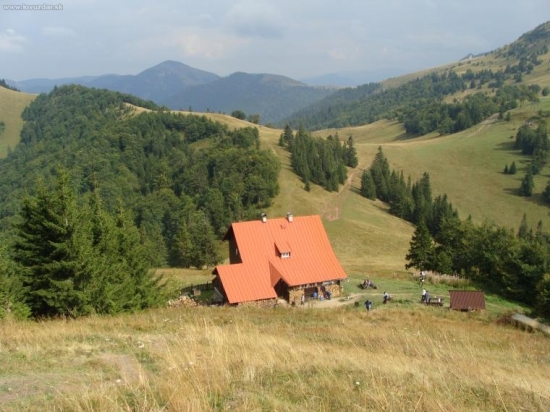 Chata pod Borišovom z nadhľadu v pozadí Rakytov