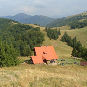 Chata pod Borišovom z nadhľadu v pozadí Rakytov