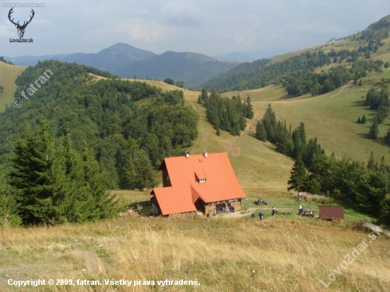 Chata pod Borišovom z nadhľadu v pozadí Rakytov
