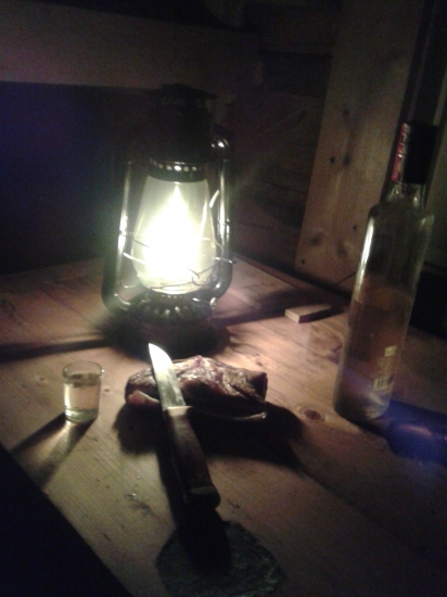 Večera na zrube vysoko v horách