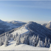 Naľavo Ploská  stred Šoproň vpravo Borišov vzadu Suchý vrch