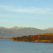 Liptovská Mara v posledných lúčoch zapadajúceho sllnka