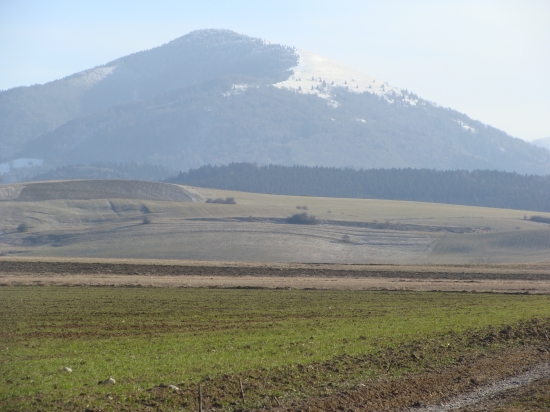 U nás v poli v pozadí Lysec Veľká Fatra