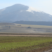 U nás v poli v pozadí Lysec Veľká Fatra