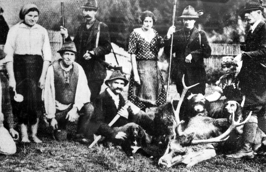poľovníci, ich ženy, verní pomocníci a úlovok