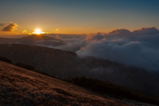 Východ slnka pri toku hoľniakov