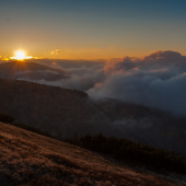 Východ slnka pri toku hoľniakov