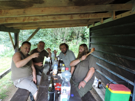 Posezení na lovecké chatě po brigádě.