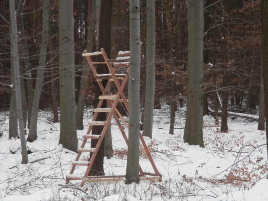 Lehký přenosný posed.
