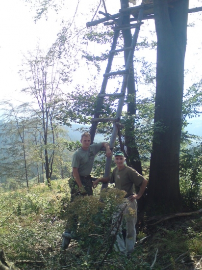 Oprava lavicky na brigade.