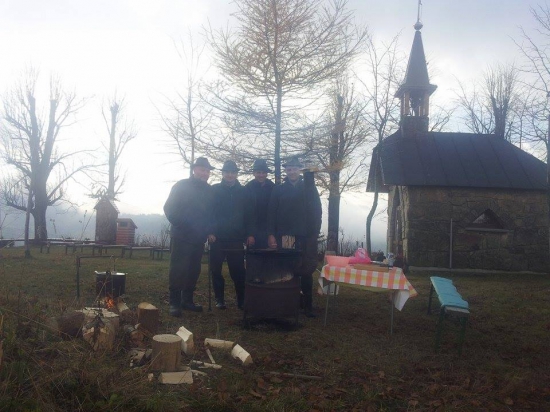 Varenie gulasu pri kaplnke za Dedovou