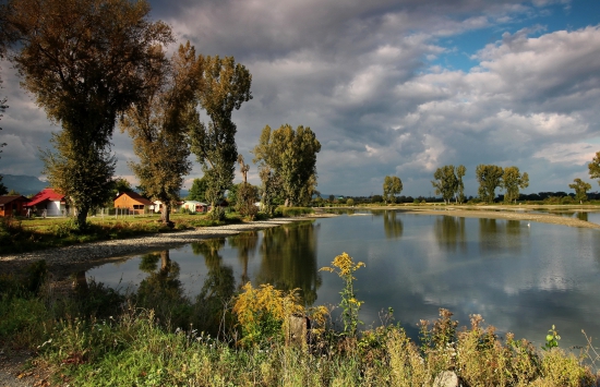 tiahnuce oblaky nad jazerom