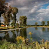 tiahnuce oblaky nad jazerom