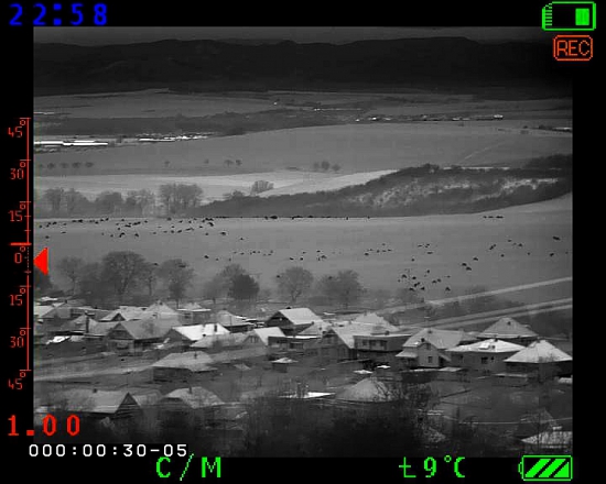 Jelenia zver na lúke v termovízii ma vzdialenosť 1400m