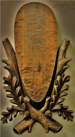 Vyřezávaná podložka pod jelena