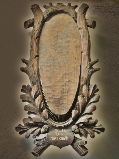 Vyřezávaná podložka pod jelena