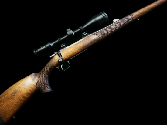 CZ 550 zdobená řezbou