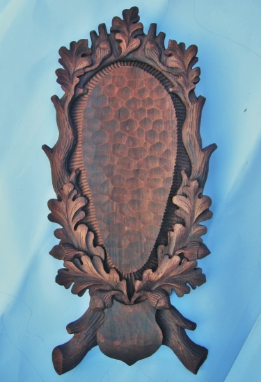 Vyřezávaná podložka pod trofej