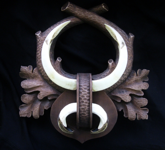 Vyřezávaná podložka pod zbraně