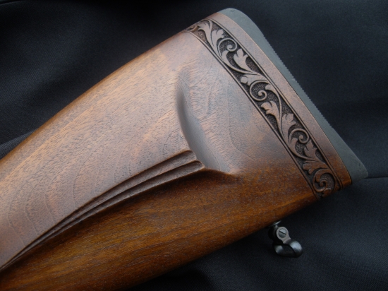 Ozdobná řezba na pažbě