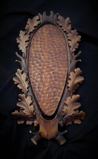 Vyřezávaná podložka pod jelena