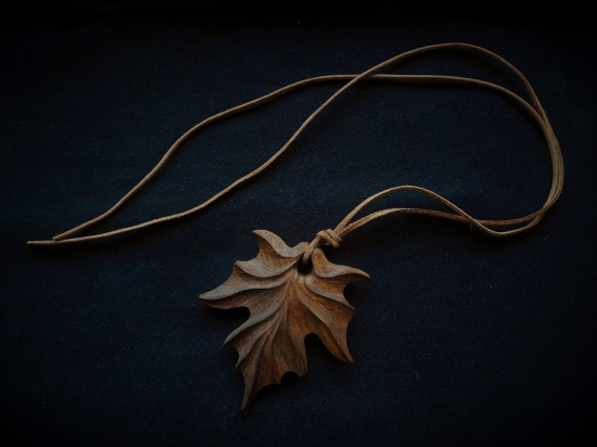 Amulet z ořechového dřeva