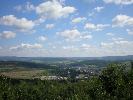 vyhlad z Cernej hori na svidnik a v pozadi polsko