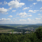 vyhlad z Cernej hori na svidnik a v pozadi polsko