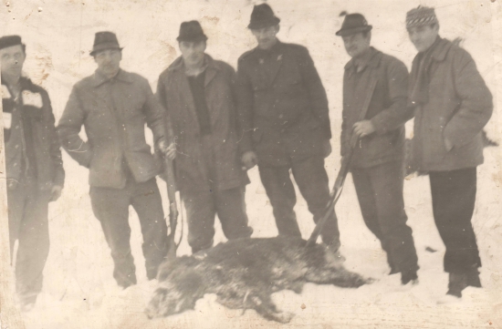 Poľovníci pri úlovku