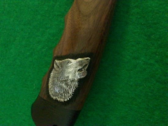 Vlk zo striebra na rukoveti noža