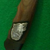 Vlk zo striebra na rukoveti noža