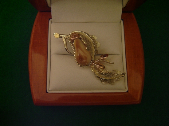 polovnícky šperk s grandlou...brošňa  s dvojfarebneho zlata..