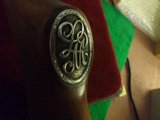 Striekorný medajlon s monogramom .