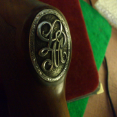 Striekorný medajlon s monogramom .