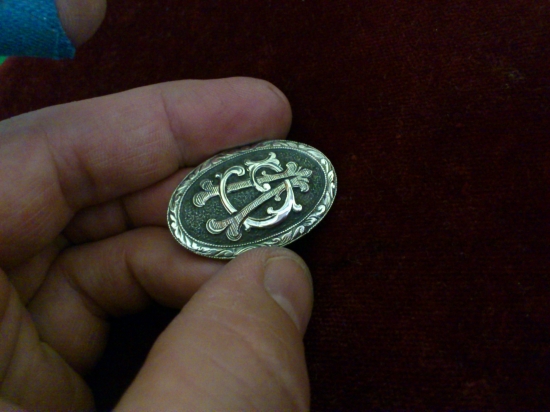 Striekorný medajlon s monogramom .