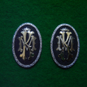 Striekorný medajlon so zlatým  monogramom .