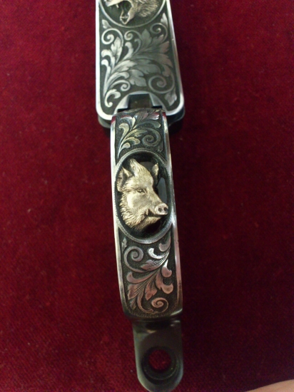 gravirovanie na nabojovu schranku a lučik gulovnice 550 CZ