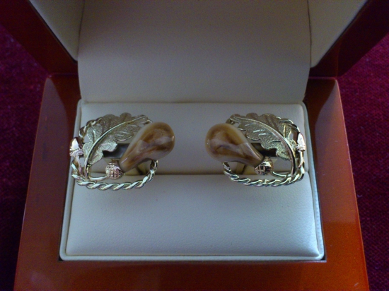 zlaté manžetové gombíky s grandlami....