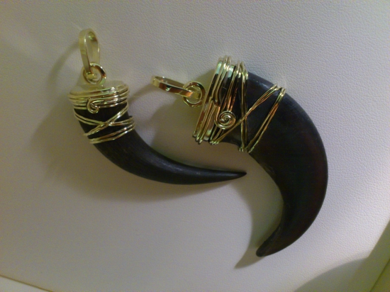 zlaté prívesi s medvedím pazurom.....