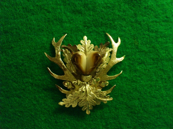 Brošňa s polovnickym motívom a grandlami vyrobená zo zlata a striebra....