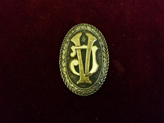 Striekorný medajlon so zlatým  monogramom na pištolovu rukoveť pažby.