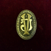 Striekorný medajlon so zlatým  monogramom na pištolovu rukoveť pažby.